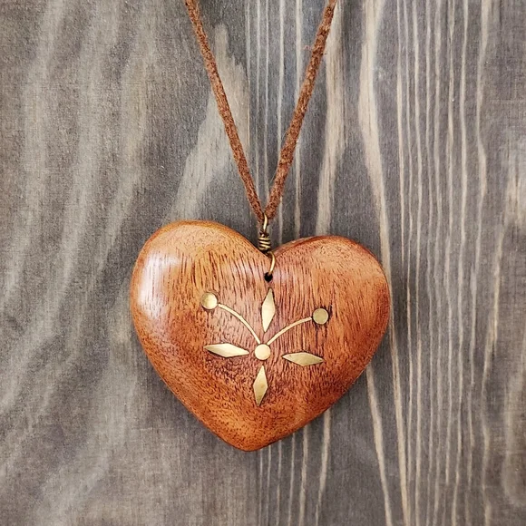 Vintage Large Wooden Heart With Brass Inlay Pendant Necklace - Picture 2 of 2